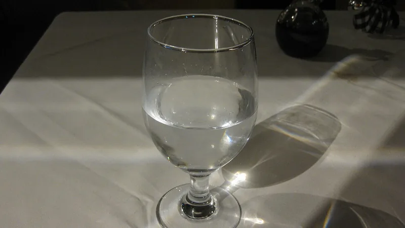 Стакан чистой воды на столе
